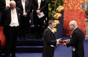عزيز-سنجار-يستلم-جائزة-نوبل