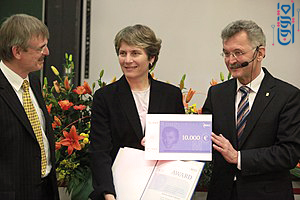 كارولين-بيرتوزي-تتسلم-جائزة-نوبل