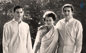 راجيف غاندي- مع والدته وأخيه