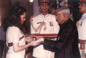 سونيا-غاندي-تستلم جائزة راجيف غاندي